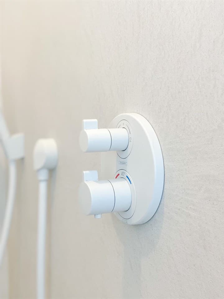 Badkamer met badkamermeubel en spiegel
