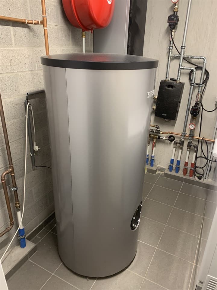 Condensatieketel met leidingwerk