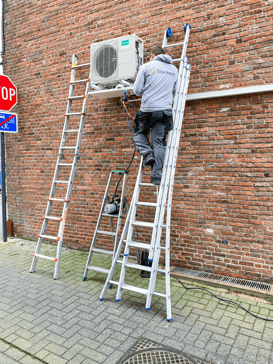 Het onderhoud aan airco buitentoestellen.